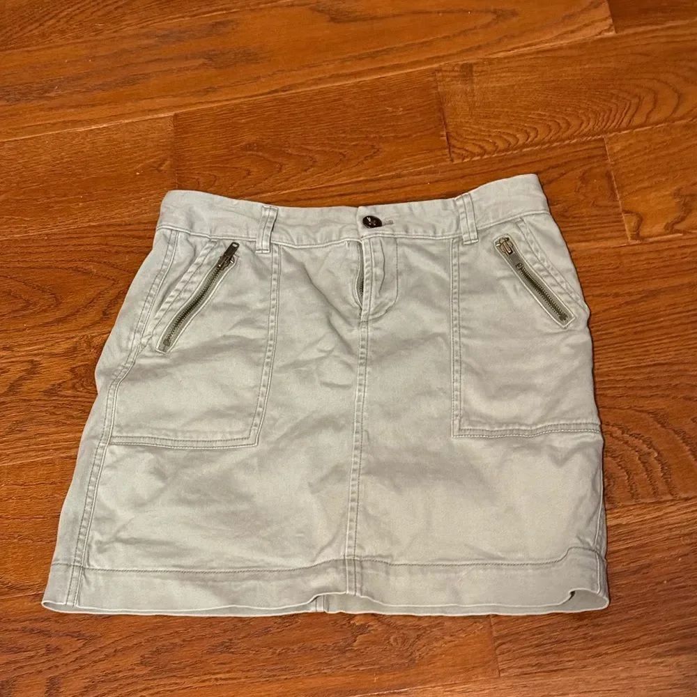 Old Navy Mini Skirt in Light sage green size 4